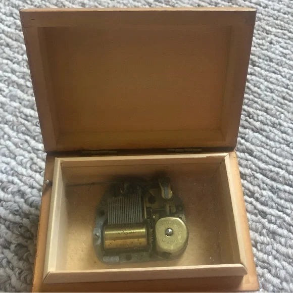 Vintage REUGE Swiss Made Musical Box - Picture 10 of 14